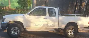 Toyota Hilux 2004 White