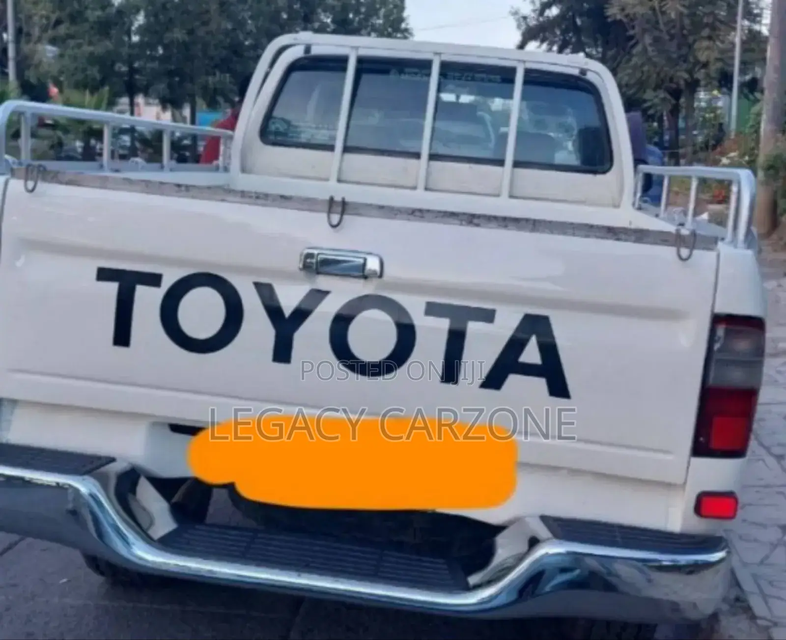 Toyota Hilux 2004 White