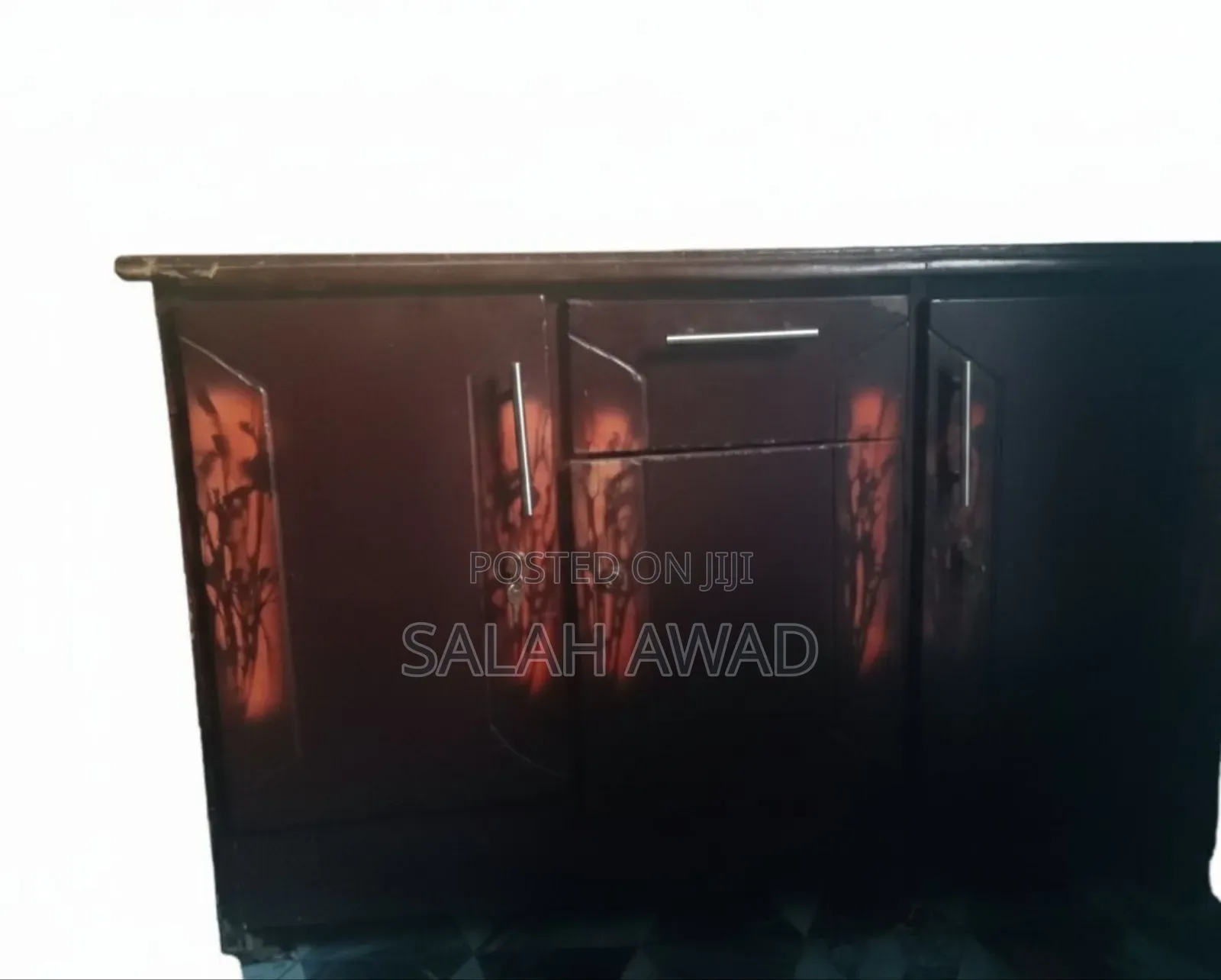 ባለ 3 ተከፋች ኪችን ካቢኔት ለትንሽ ጊዜ ያገለገለ