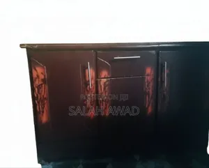 ባለ 3 ተከፋች ኪችን ካቢኔት ለትንሽ ጊዜ ያገለገለ