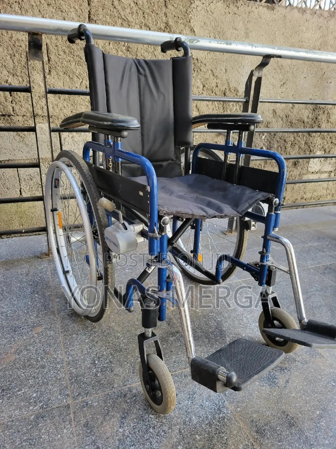 Lightweight Folding Wheelchair locking Brakes on Both of the 24"Wheel