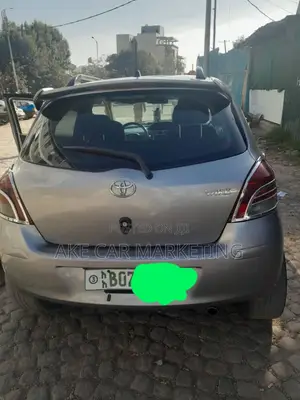 Toyota Yaris Base Sedan 4dr 2010 Silver