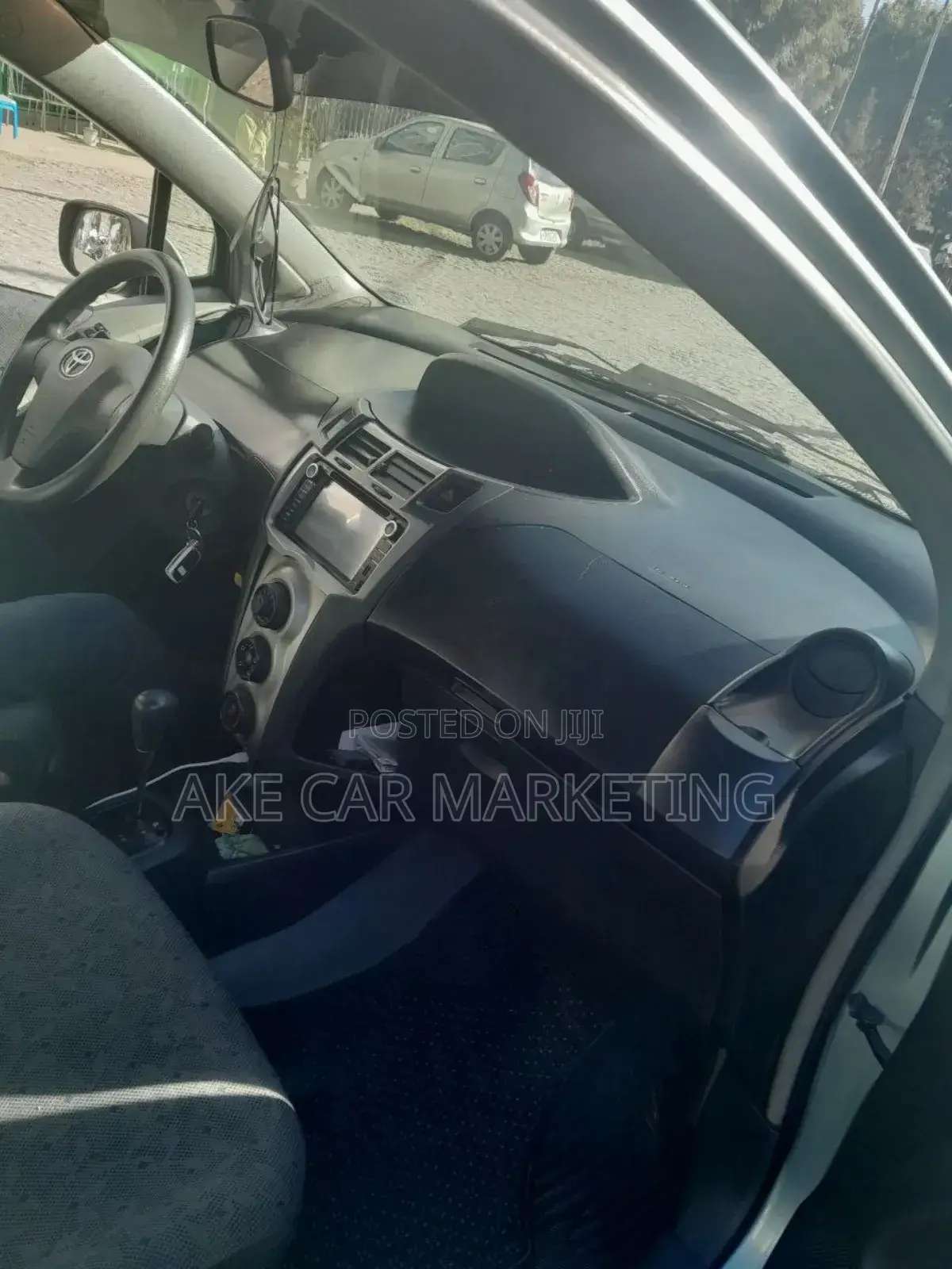 Toyota Yaris Base Sedan 4dr 2010 Silver