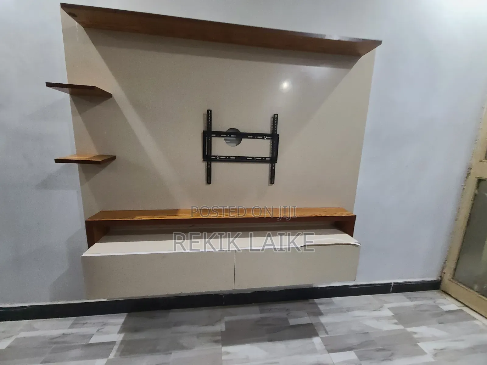 Tv Stand የግድግዳ ተለጣፊ