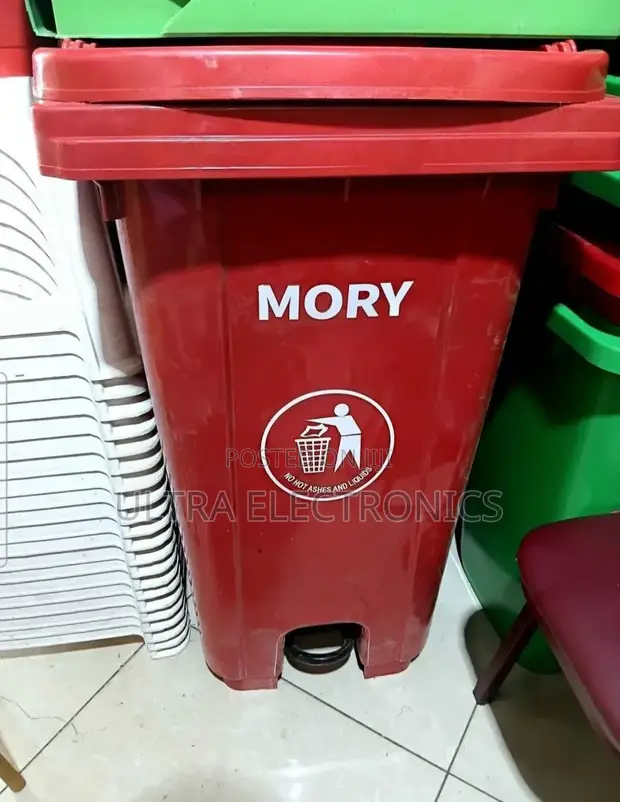 Mory Plastic Garbage Bin With a Pedal and Wheels.