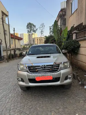 Toyota Hilux 3.0 D-4D 4x4 2015 Gold