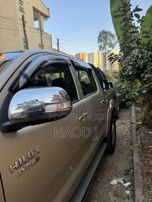 Toyota Hilux 3.0 D-4D 4x4 2015 Gold
