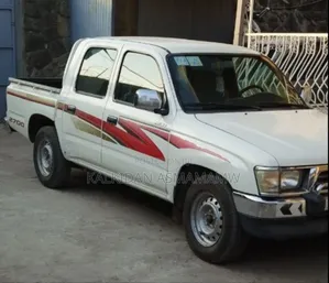 Toyota Hilux 2000 White