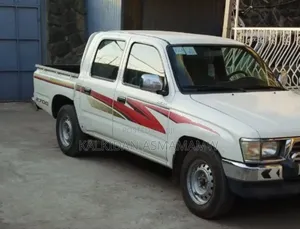Toyota Hilux 2000 White