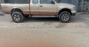 Toyota Tacoma 1995 White