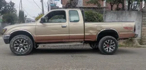 Toyota Tacoma 1995 White