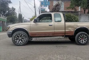 Toyota Tacoma 1995 White