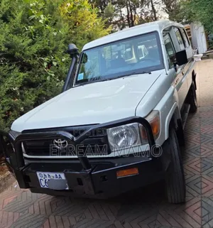 Toyota Land Cruiser 2016 White