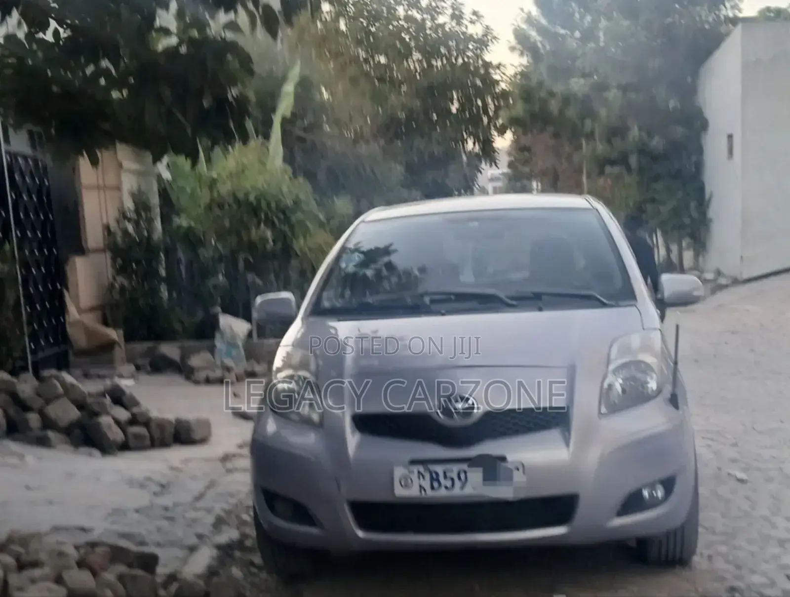 Toyota Vitz 2010 Silver