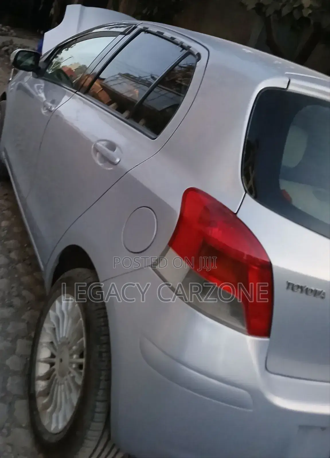 Toyota Vitz 2010 Silver