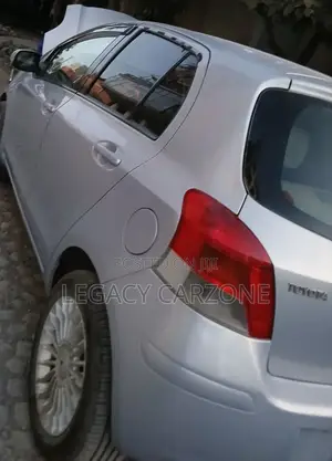 Toyota Vitz 2010 Silver