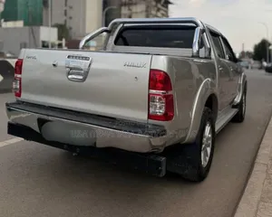 Toyota Hilux 2013 Gold