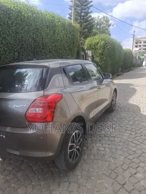 Suzuki Swift 2022 Maroon
