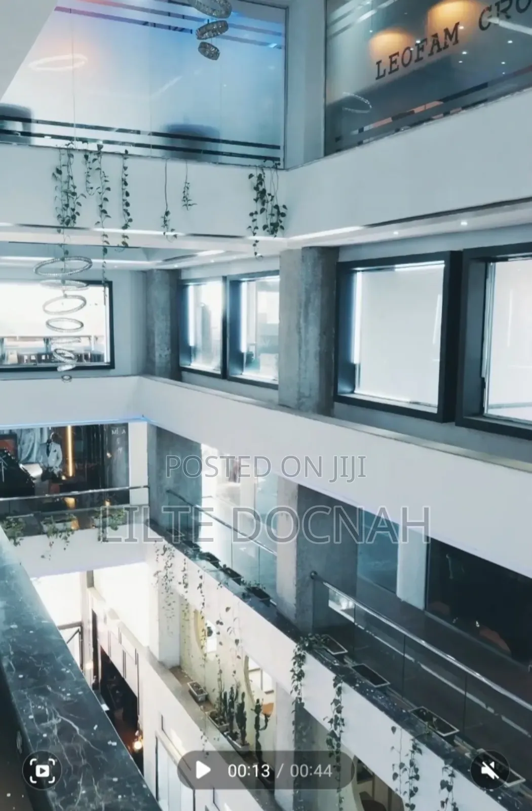 የንግድ ሱቅ መገናኛ ላይ