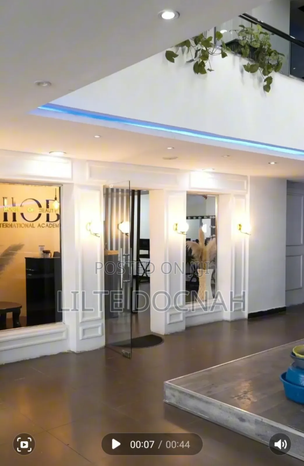 የንግድ ሱቅ መገናኛ ላይ