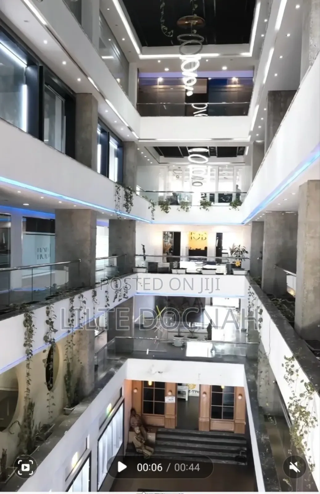 የንግድ ሱቅ መገናኛ ላይ