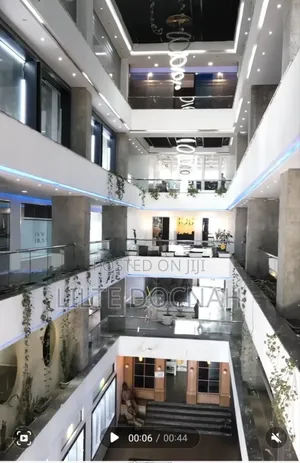 የንግድ ሱቅ መገናኛ ላይ