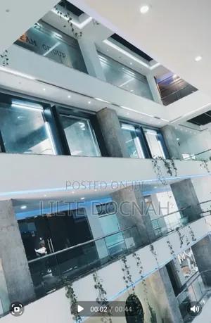 የንግድ ሱቅ መገናኛ ላይ