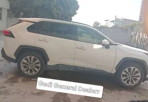 Toyota RAV4 2021 White