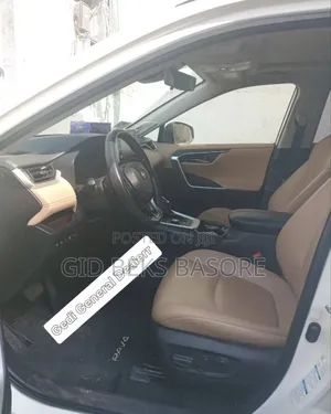 Toyota RAV4 2021 White