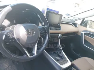 Toyota RAV4 2021 White