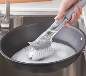 የእቃ ማጠቢያ ብሩሽ የራሱ ሳሙና መያዣ ያለዉ