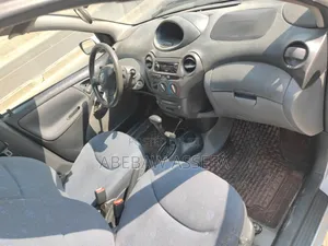 Toyota Vitz 2002 Silver