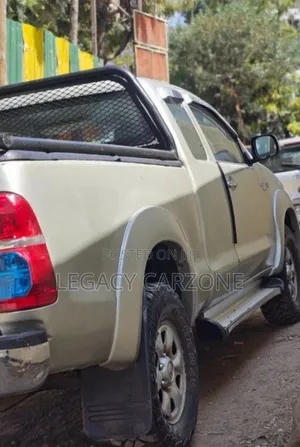 Toyota Hilux 2007 Yellow