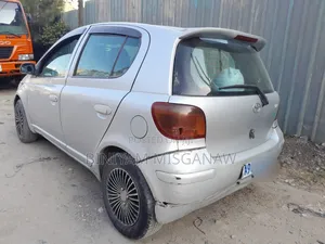 Toyota Vitz 2002 Silver
