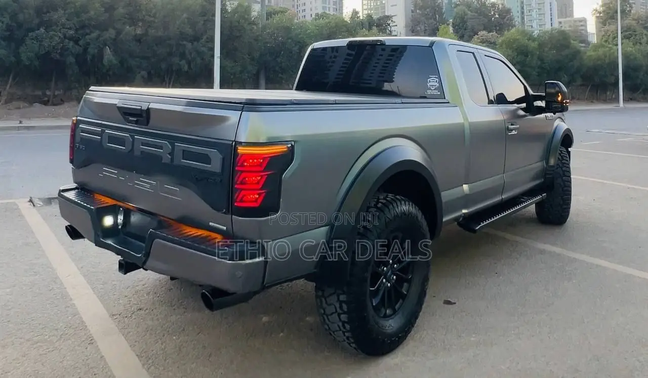 Ford F-150 XLT 4x2 Regular Cab Styleside 6.5 ft. box 122 in. WB 2020 Gray