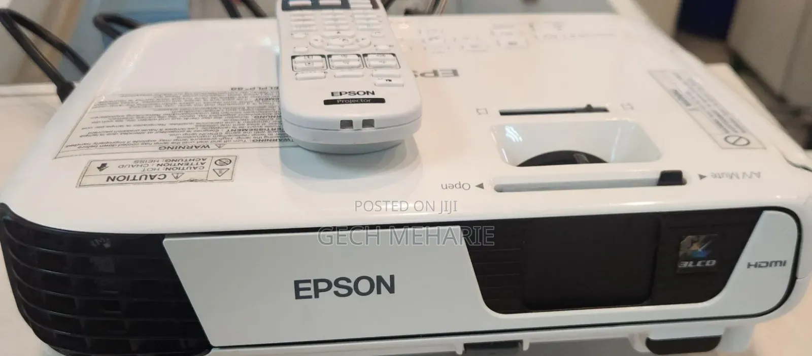 Epson Projector Model Name: Eb-S31 Has : Bag Remote Hardwa