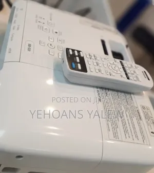 Fepson Projector Model Name: Eb-S31 Has : Bag Remote Hardware