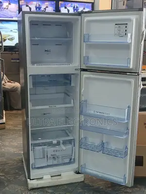 Samsung Top-Mount Freezer Refrigerator in a Silver