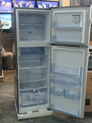 Samsung Top-Mount Freezer Refrigerator in a Silver