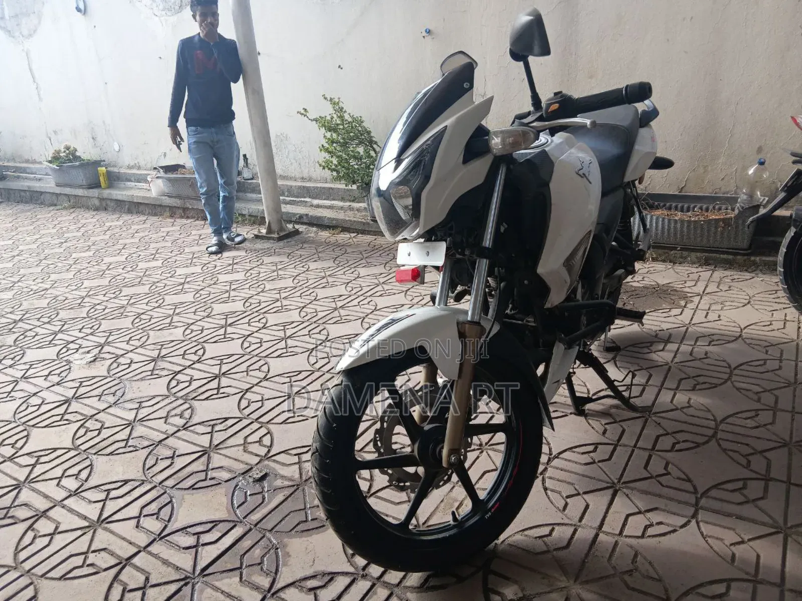 TVS Apache 180 RTR 2023 White