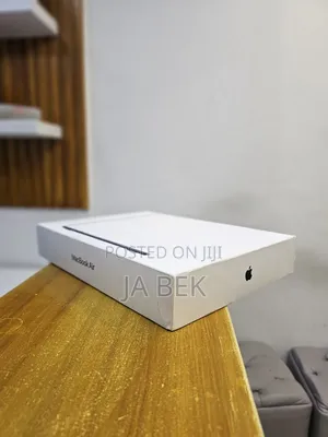 New Laptop Apple MacBook Air 2025 M4 13-Inch 16GB Apple M4 SSD 256GB