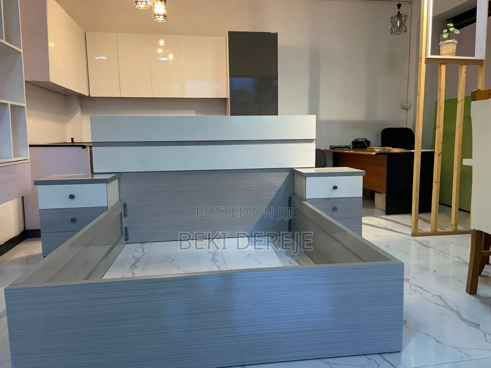 አዲስ ዘመናዊ አልጋ ከሁለት ኮሞዲኖ ጋር (Modern Double Bed With Side Tables)