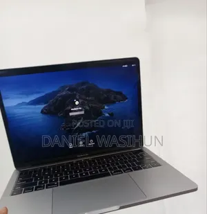 New Laptop Apple MacBook Pro 2017 8GB Intel Core I5 SSHD (Hybrid) 128GB