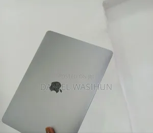 New Laptop Apple MacBook Pro 2017 8GB Intel Core I5 SSHD (Hybrid) 128GB