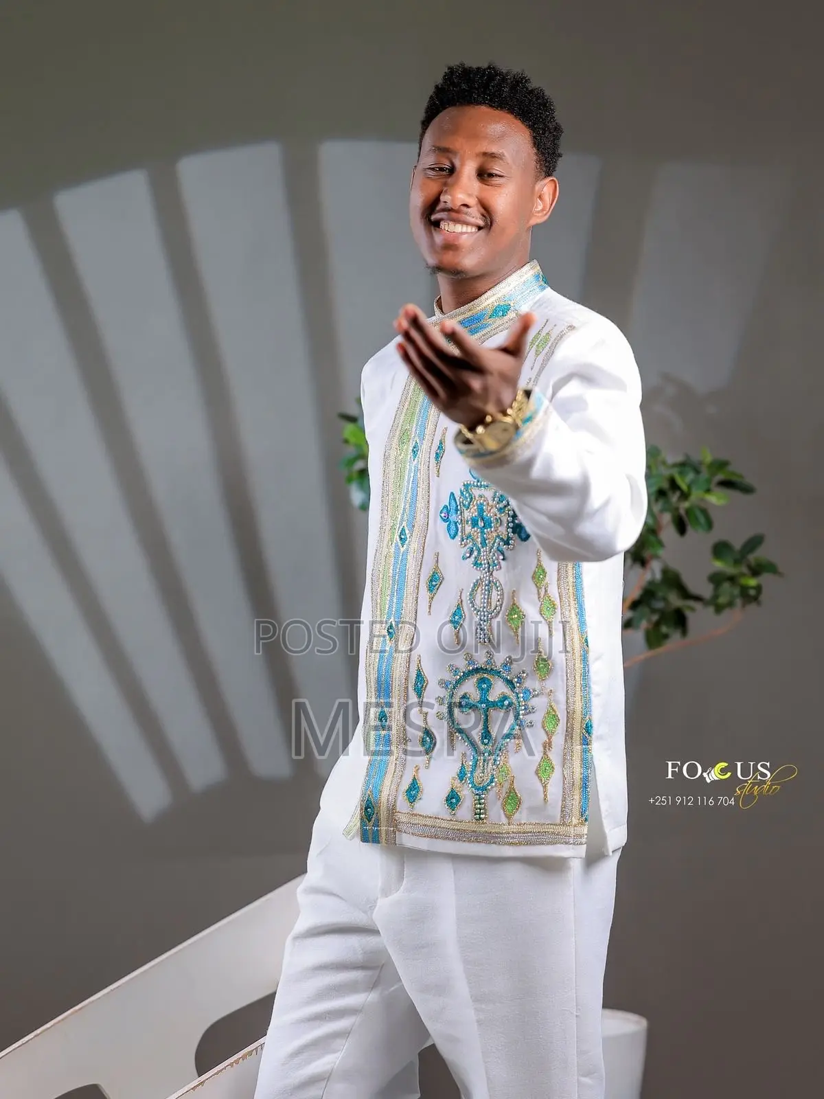 የወንዶች ባህላዊ ሸሚዞች ያለሱሩውና ከነሱሪው