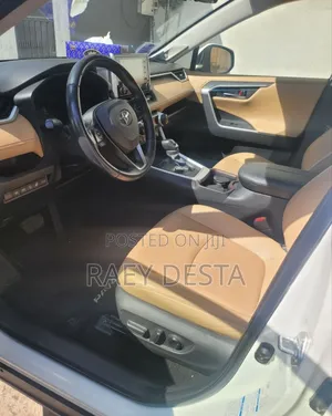 Toyota RAV4 2021 White