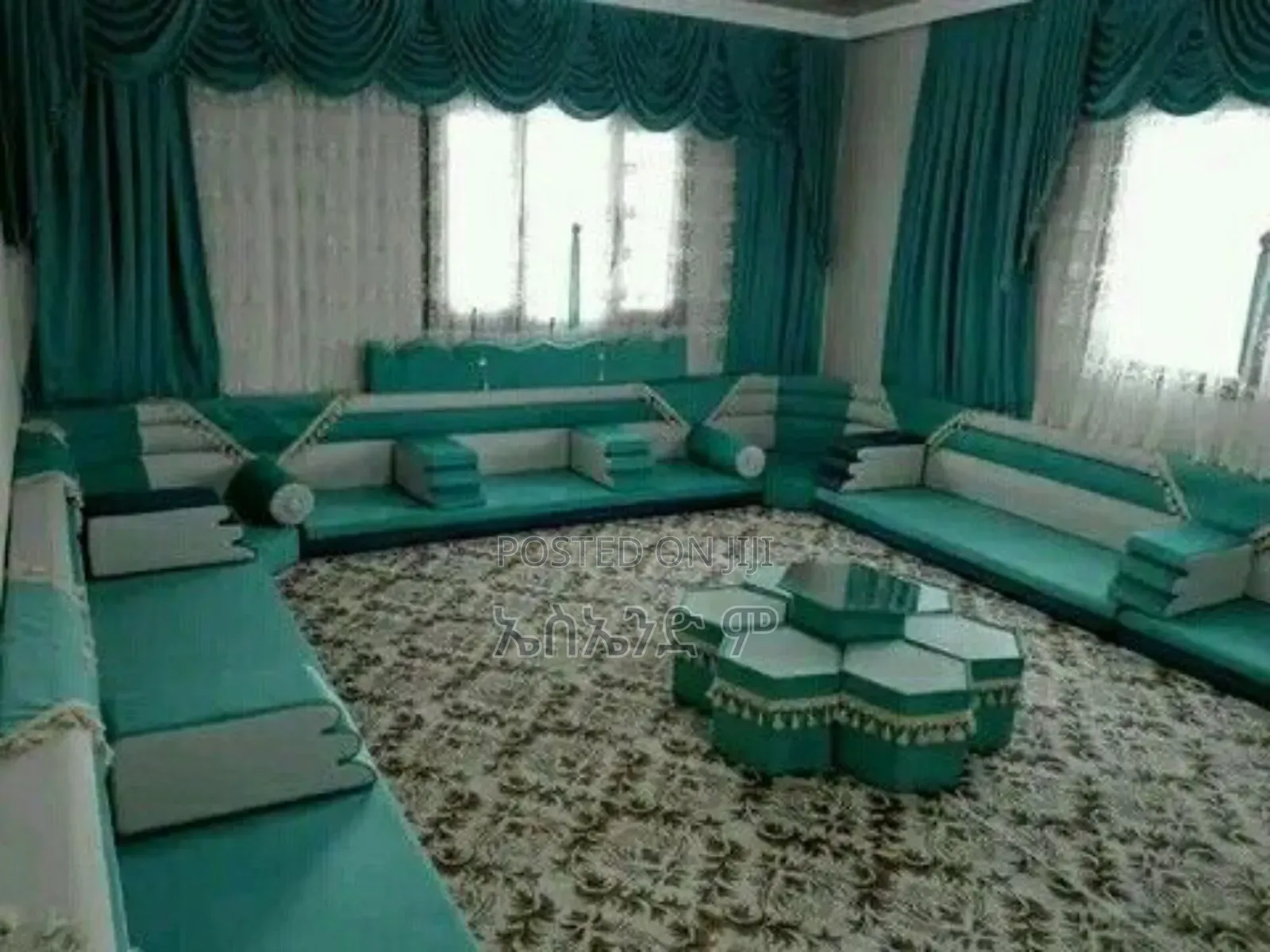 መጅሊስ ዓረብያ ከታብል ጋር