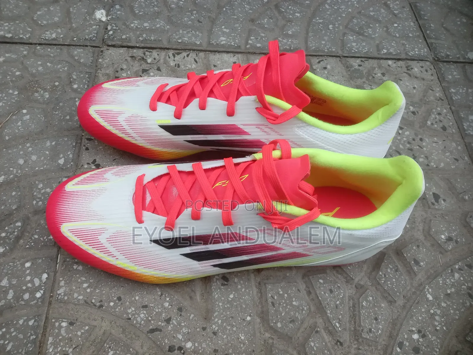 አሪፍ የእግር ካስ ተጫዋች ጫማ