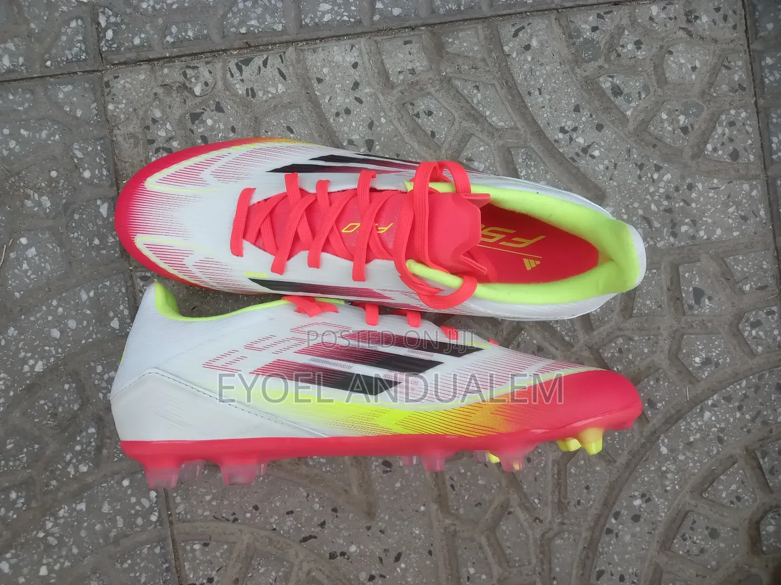 አሪፍ የእግር ካስ ተጫዋች ጫማ