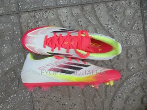 አሪፍ የእግር ካስ ተጫዋች ጫማ